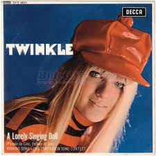 A lonely singing doll (par Twinkle)