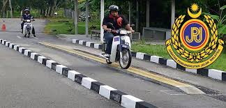 Kementerian pengangkutan akan kaji semula had umur pengambilan lesen memandu.sehubungan itu menterinya anthony loke, meminta orang ramai memberi maklum balas mengenai isu berkenaan. Mot Mahu Rakyat Kongsi Had Umur Sesuai Dapatkan Lesen Memandu Selangorkini