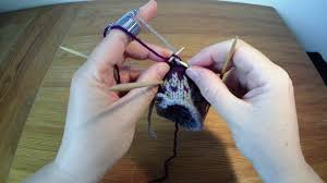Die schlichteste, klassische variante der stulpe ist quasi ein einfacher schlauch mit bündchen. Video Tutorial Einstrickmuster Mit Dem Strickfingerhut