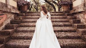 Scegliere un abito da sposa semplice ti consente inoltre di osare un po' di più con gli accessori: Tendenze Abiti Da Sposa Primavera 2020 New Tess