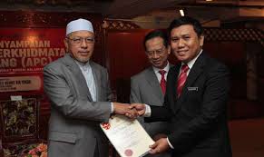 Tahun lalu, kerajaan persekutuan mendahulukan wang sejumlah rm91.5 juta kepada kerajaan negeri itu bagi tujuan sama demi dengan ini, jelas sekali bahawa kritikan mohamad jauh tersasar dan sepatutnya dialihkan ke arah kerajaan kelantan, bukannya. Penjawat Awam Kelantan Terima Rm500 Wilayah Berita Harian