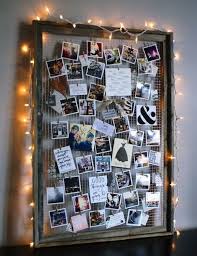 Hast Du Hubsche Fotos Die Du Gerne Zeigen Mochtest Schau Dir Hier 9 Schone Ideen An Wie Du Die Fotos Aufhangen Kannst Mit Bildern Studentenbudeneinrichtung Selbstgemachte Zimmerdeko Raumideen Diy