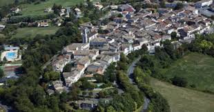 Castilonnes Castillonnes Is Een Gemeente In Het Franse Departement Lot Et Garonne Regio Aquitanie En Telt 1491 Inwone South Of France La France Cycling Tour