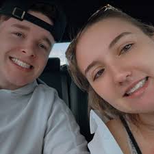 Looking for a lash extension artist in the area! I normally do a hybrid set  and I took a break from lashes in the summer. Who's your favorite go to?  I'd like