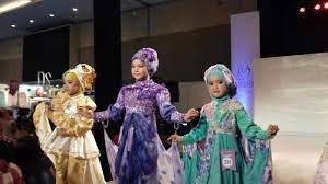 Gaya lucu anak anak di fashion show kreasi anak bangsa. Baju Lomba Busana Muslim Gamis Kombinasi