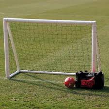 Bola sepak ialah sukan berpasukan yang paling banyak dimainkan dan ditonton di dunia, yang dimainkan oleh dua pasukan yang mana setiap pasukan terdiri daripada 11 orang pemain. Saiz Pintu Bola Sepak Dalam Bola Sepak Besar 314167 Info