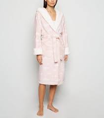 Les chemises de nuit pour femmes offrent confort et style élégant de manière simple et abordable. Robe De Chambre Douce Rose A Capuche Et Motif Nuages New Look