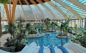 Re Decouvrez Le Domaine Des Ormes Pour Vos Vacances En Bretagne Pour Un Week End Ou Un Sejour Entre Saint Ma Vacances Bretagne Parc Aquatique Couvert Piscine