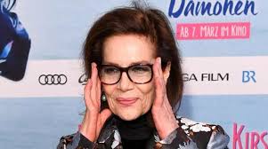 Darum geht es im film. Frauen Um Die 70 Feiern Erfolge Vor Der Kamera Baden Online Nachrichten Der Ortenau Offenburger Tageblatt