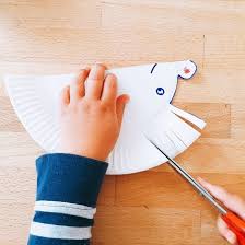 Erste Schneideubungen Ich Flipp Aus Und Wer Lernt Hier Eigentlich Von Wem Basteln Mit Kleinkindern Herbst Basteln Mit Kindern Herbst Basteln Herbst