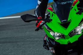 It is available in 2 colors, 1 variants in the malaysia. Listen To The Screaming 2020 Kawasaki Zx 25r Imotorbike News