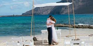 Un paseo en la playa de la capital gran canaria. El Obispado De Canarias Prohibe Celebrar Bodas Turisticas En Lanzarote