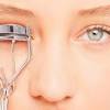 A mini eyelash curler looks exactly like a traditional eyelash curler, only smaller. 1
