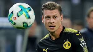 Łukasz piszczek ma za sobą udział w aferze korupcyjnej i z tego powodu otrzymał wyrok w zawieszeniu. Bundesliga Borussia Dortmund Defender Lukasz Piszczek Damaged Knee Ligaments While On Poland Duty