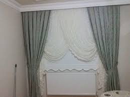 Sürgülü cam kapılarda perdeler ile ilgili bir çok kullanım örneği mevcuttur.fakat hemen hemen büyük pencereler oldukları için çok fazla gizlilik sunmuyorlar, bu yüzden asılı uzun tüm sürgülü cam kapılar çok büyük değil, ancak gizliliğinize değer veriyorsanız daha küçük olanları da perdeye ihtiyaç duyuyor. Petek Ustu Perde Modelleri 2021 Trendleri Dekordiyon