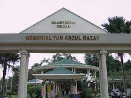 After joining the malay administrative service in 1939, he was awarded a scholarship to study at raffles college in singapore in 1940. Tun Abdul Razak Memorial
