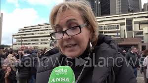 Napoli, pic-nic davanti al tribunale: "Chiediamo pausa pranzo dignitosa"