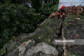 Kesemua tanah runtuh ini didapati berlaku di sekitar kawasan perbukitan yang memanjang dalam lingkungan 1.8 km di sekitar anah runtuh merupakan. Pantau Taman Perumahan Langkah Awal Cegah Tanah Runtuh