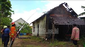 Rumah Kosong Di Tulungagung Terbakar Sempat Terdengar Ledakan Bikin Panik Tetangga Surya