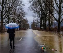 A südwestrundfunk regionális közszolgálati médiatársaság beszámolója szerint az ország nyugati részén, bonn térségében fekvő kistelepülésen hat épület omlott össze, és további 25 rogyadozik. Arvizveszely A Heves Esozes Gondokat Okoz Tobb Nemet Tartomanyban Alon Hu