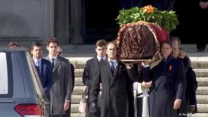 Thereafter he was the head of the government of spain until 1973 and head of state until his death in 1975. Gebeine Francos Aus Dem Mausoleum Ins Familiengrab Umgebettet Aktuell Europa Dw 24 10 2019