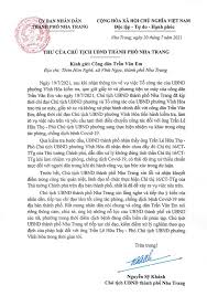 Cô có mái tóc vàng nhạt, bộ quần áo màu tử đinh hương và đôi cánh hình khoá son màu kem. Uaqp I0 Y X2km