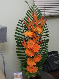 Pin By Elizabeth Mcgonigle On Flowers In 2020 Flower Arrangements Simple Tropical Flower Arrangements Tropical Floral Arrangements