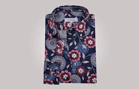 Unie ou à motifs, la tunique verte aussi pourra répondre à toutes vos envies, notamment en vous donnant la possibilité d'afficher une allure si chic et casual. Chemisier Femme Bleu Marine Imprime Fleurs Roses Et Blanches Chemisier Cintre Chemise Femme Ozoa Chemises