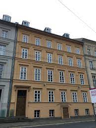 Auch das haus von angela merkel in berlin soll amri kurz zuvor abgelichtet haben. 20 Wo Wohnt Angela Merkel Die Bundeskanzlerin Privat Und Welche Alarmanlage Hat Merkel Alarmanlagen Blog Hier Klicken