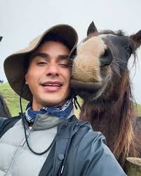 🎉„here's a voice type I haven't heard for a while: male soprano. It's  Venezuelan singer Samuel Marino making his solo debut