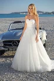 Stickerei mit pailetten auf der corsage und verläuft seitlich bis in den rock. A Linie Brautkleid Mit Herz Corsage Und Spitze