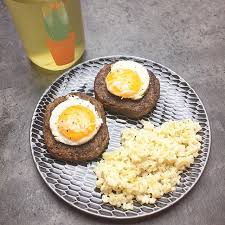 Steak A Cheval Retour En Enfance Totalement Steak Hache Avec œuf Au Plat Et Pates En Forme De Lune Et Detoile Qui Note A Moi Meme Ne T Food Breakfast Eggs