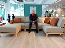 小城實木沙發 實木沙發跳脫了傳統的純實木 搭配乳膠 布面顏色搭配 也會相當北歐 清新好看 小城實木沙發是採用積木方式設計 依照居家空間大小來選擇 不論是在寬廣的空間使用或是小家庭都很適合很多空間小的小家庭不敢考慮購買沙發 怕看起來已 sectional couch