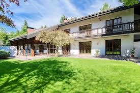 Ein sehr gepflegtes anwesen aus den 80er jahren und ein Immobilienmakler In Pullach Riedel Immobilienmakler