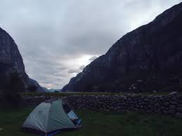 Du vil også få kjøpt kjeragmedaljen der. Day 13 Road Trip 3 Lysebotn Sunset The Lysebotn Campsite Is In A Valley Among The Mountains And The Zigzag Route All The Way Do Trip Road Trip Sunset