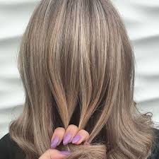 Avec son pouvoir colorant très efficace, il est utilisé depuis longtemps pour accentuer les teintes. Coloration Des Cheveux Blancs Avec Des Meches Wella Professionals