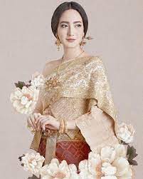 งดงาม แต ว ณฐพร ในช ดไทยจ กรพรรด สวยล ำ ด จภาพวาด ช ดแต งงาน ทรงผมเจ าสาว กระโปรงลายดอก