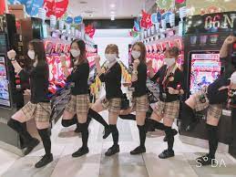 ケーパワーズ大阪本店 on X: この前めちゃ楽しかった写真📷 サキ姉…パランスを崩して倒れて行ってます…🤣  🌈🌈明日12月22日(火)🌈✨✨ 入場整理券は朝9時30分配布開始です‼️ 朝イチから、皆様必ず💥 ご来店下さいね😃⤴︎⤴︎ #パチンコ  #スロット #大阪 #パチンコ店員 ...