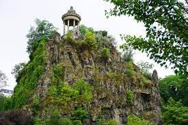 One feature of the park that you can't help but notice as you stroll around is the temple de la sibylle. Parc Des Buttes Chaumont Ein Charming Park In Paris