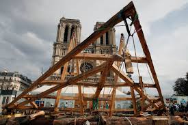 Le feu a en partie détruit ce célèbre monument historique. Notre Dame Cathedral Update Carpenters Wow Public With Medieval Techniques The Independent