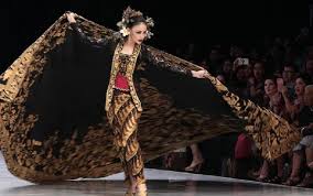 Kebaya warna cokelat dan emas dengan ekor panjang karya anne avantie yang dikenakan momo geisha di hari pernikahannya ini mewah abis. 29 Tahun Geluti Fashion Avantie Persembahkan 100 Busana Bisniswisata