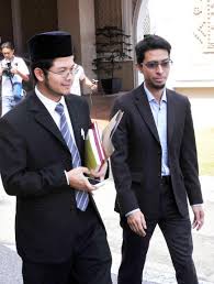 Menteri besar kelantan, dato' ahmad yakob telah mengisytiharkan pembubaran dewan undangan negeri kelantan pada 7 april 2018 setelah mendapat perkenan oleh pemangku raja kelantan, tengku muhammad faiz petra. Bicara Perjuangan Kes Tuntutan Cerai Nurul Izzah Raja Ahmad Shahrir Akan Disebut Pada 11 Mac 2014