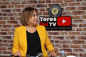 Sete gelen hediyelere kayıtsız kalmayan oyuncu, rol arkadaşı esra ruşan. Mersin Milletvekili Zeynep Gul Yilmaz Toros Uni Tv De Toros Universitesi