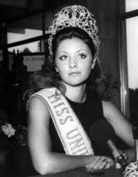 وهي تنحدر من عائلة مسيحية مارونية لبنانية، من والد لبناني ووالدة مجرية. Ø¨Ø¹Ø¯ ØªØµØ¯Ø±Ù‡Ø§ Ø§Ù„ØªØ±ÙŠÙ†Ø¯ Ù…Ù† Ù‡Ù‰ Ø¬ÙˆØ±Ø¬ÙŠÙ†Ø§ Ø±Ø²Ù‚ Ù…Ø¨ØªØ¯Ø§