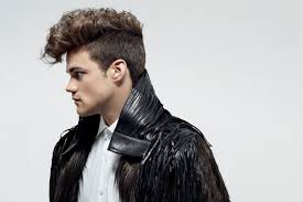 Scopriamo insieme alcuni tagli di capelli ricci per uomo. Taglio Capelli Ricci Uomo 2020 Come Farli The Gentleman Un Magazine Per Uomo Un Brand Per Gentiluomini