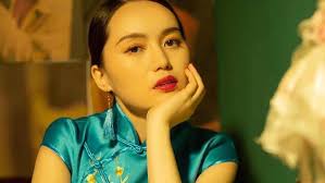 Lady Laughs with Discover