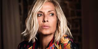 Άννα βίσση και δέσποινα βανδή μαζί στην σκηνή του j2us | j2us | open tv. Anna Bissh Moiazoyn Me Thn Aderfh Ths San Didymes Sto Proswpo