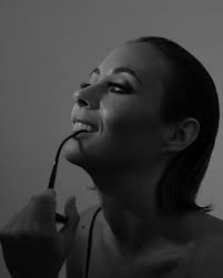 Corte Mariposa, dando apertura facial, volumen y movimiento a su cabello,  retornando la fuerza a una honda natural. Flequillo en cortina de largo  medio aportando versatilidad al estilo. Gracias a Vicki Barrera