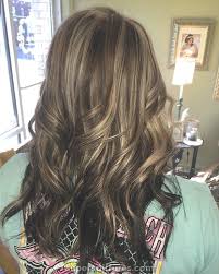 «si la cliente souhaite que les mèches soient discrètes, je griffe légèrement les racines et parsème les mèches éclaircies avec des séparations. Les 31 Cheveux Bruns Les Plus Accrocheurs Avec Des Meches Supercoiffures Com