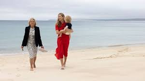 The site owner hides the web page description. Boris Johnsons Frau Carrie Und Ihr Sohn Wilfred Haben Spass Am Strand In Cornwall Mit Der Us First Lady Nachrichten Aus Der Politik Germanic Nachrichten